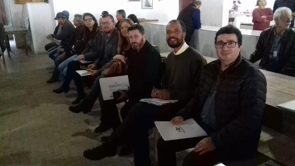 Hoje a tarde foi produtiva! XIV Reunião Técnica da Produção Integrada de Pêssegos! Estive participando juntamente com meus colegas vereadores Marcio Zanetti, Thiarles Melo Schneider e o Secretário Desenvolvimento Rural Flávio Almeida, Representante da Emater Sr. Selomar e o estagiário Otavio K. Kickhofel , colaboradores do Sicredi Roberto Britzius e Denisia Vieira. Importantíssima pauta pra Morro Redondo, PÊSSEGO, produto responsável por grande parte da economia da nossa cidade, do PRODUTOR a INDÚSTRIA. Nós vereadores somos parceiros para o diálogo e para a União de forças, se necessário, para esta tão importante cadeia produtiva de nosso município. Aos produtores e Industrias a Câmara de Vereadores está a disposição.