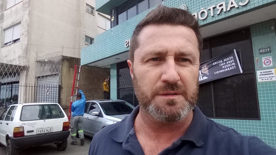 Hoje a tarde estive no cartório eleitoral vendo a possibilidade da vinda do mesmo ao município para confecção dos títulos de eleitor, do primeiro título e aqueles que por ventura não fizeram a biometria. O intuito é trazer agilidade e economicidade para a população. Fico no aguardo do contato do cartório eleitoral com o município.