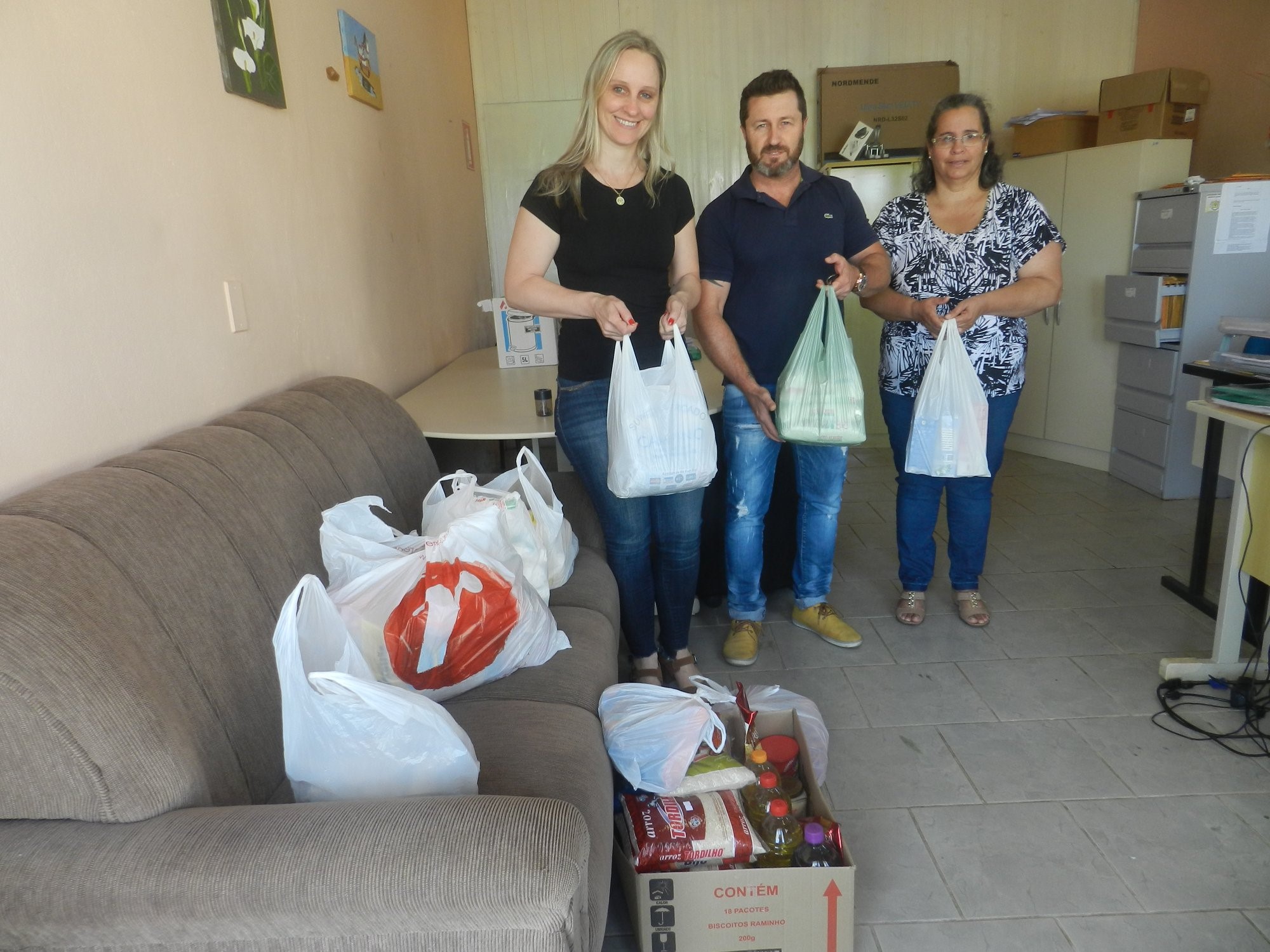 2º Pagode Solidário arrecadou alimentos para famílias carentes. No começo do mês de dezembro aconteceu o 2º Pagode Solidário de Morro Redondo que foi realizado na Praça Doze de Maio, evento promovido pelo Grupo Juntô deu Nisso de Morro Redondo e que contou com apoio do Mercado Germany, Bazar Avenida, Lojas Frank, Republic 88, Padaria Big Pan, Styllus, Eletrônica Studio de Márcio Vaz e Rádio Bonfim FM.
            Conforme o vereador Marcio Zanetti um dos idealizadores do Grupo, o Juntô Deu Nisso pensa em fazer esse evento solidário todos os anos, que oportuniza mostrarmos o nosso trabalho, além de culminar em proporcionar um Natal melhor para algumas famílias. Hoje os dias são difíceis e a boa música ajuda a alegrar os nossos corações, concluiu Zanetti. O grupo finaliza agradecendo a todos que colaboraram com o evento e a todos que doaram, fica um forte abraço de coração.
            Durante o evento público presente pode colaborar pois foi arrecadado alimentos não perecíveis que foram repassados para o CRAS (Centro de Referência de Assistência Social) que doará neste natal para as famílias carentes do município que tanto necessitam e não possuem condições de adquirir alimento.