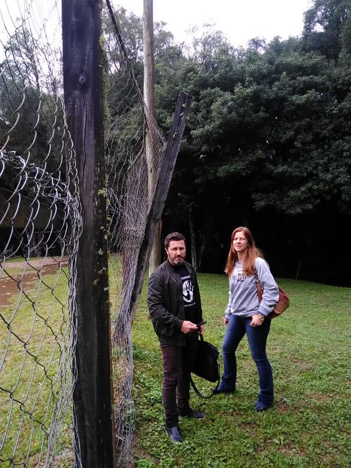 Hoje pela manhã estive junto com a minha colega vereadora Silvia na cancha de esporte do bairro Eurico Fiss, a pedido de moradores, a preocupação é com a estrutura que está prestes a cair, mandaremos um ofício para o órgão responsável.