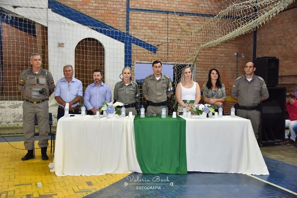 No dia 17 de dezembro a Brigada Militar de Morro Redondo juntamente com o CRAS realizou-se solenidade de encerramento das atividades do ano de 2019 da Brigada Mirim com entrega de diplomas aos 77 integrantes, no Ginásio de Esportes. Participaram do ato, Comandante do 4º Batalhão de Polícia Militar Tenente Coronel Márcio André Facin, a Coordenadora dos Projetos Sociais do 4º BPM Capitã Madalena Denzer Krüger Bösel, o Tenente Marcos Zanetti, 3° Sargento Joel Schwantz Comandante do Grupamento de Polícia Militar do município, Coordenadora do CRAS Ester Sias que representou o prefeito municipal, vice prefeito Velocino Leal, coordenador do projeto João Andrade, vereador Marcio Zanetti, representantes do executivo e legislativo, Banda do CRPO Sul, familiares e convidados.
            Confira um breve histórico deste projeto importante do município:
            A Brigada Militar desde 2013 vem desenvolvendo o projeto social em parceria com o CRAS, Prefeitura e escolas. Desde que o projeto iniciou já atendeu inúmeras crianças. O projeto social Brigada Mirim tem por objetivo geral, desenvolver em crianças valores éticos, princípios, consciência cidadã, noções de segurança, prevenção às drogas e a violência, preservação ambiental, dentre outros, como a aproximação da Brigada Militar com a comunidade.
            FOTOS VALERIA BACH.