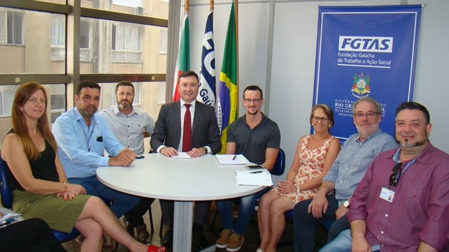 Nesta Quarta feira(19/02/2020)os Vereadores do município de Morro Redondo, Marcio Zanetti(Presidente da Câmara Municipal) e 
            Silvia Islabão ambos do DEM,estiveram em Porto Alegre, para uma reunião na Presidência da FGTAS(Fundação Gaúcha do Trabalho e Assistencia Social) 
            para tratar de vagas de emprego no município e região, pois os Vereadores tem a preoculpação de ajudar a comunidade do município em relação a 
            empregos e o desenvolvimento econômico do município, acompanhados pelos assessores do Gabinete do Deputado Estadual Dr. Thiago, 
            Lizandro Teixeira e Marcelo Schames,onde na reunião foi tratado da realização de um grande evento de oportunidades a ser realizado no 
            município em parceria com a Prefeitura Municipal, Câmara Municipal e a FGTAS, para encaminhamentos de vagas de emprego na região e 
            também palestras para qualificação das pessoas, ótima reunião participaram o Presidente da FGTAS Sr. Rogério Grade, o Diretor Técnico 
            Sr. Carlos Eduardo Pradel e Ana Rosa chefe do departamento com o mercado do trabalho.