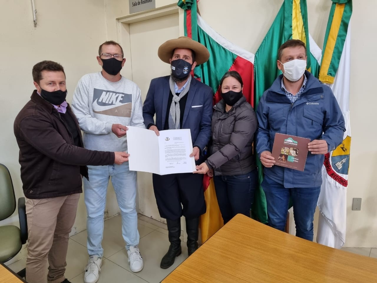 EMENDA  DE R$ 100.00 MIL REAIS PARA ATENDIMENTO AO COVID. Os vereadores Marcio Zanetti, Maico Vega, e Letícia Santos pediram a atenção da Secretaria de Esportes do estado para construção de um Centro de Atividades Físicas para prática de atividade de atletismo, caminhada, vôlei, futebol, skate dentre outros.