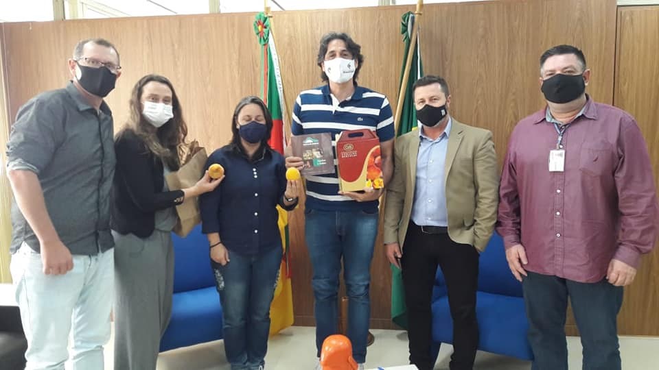 Na Tarde desta terça-feira (30), representando o Deputado Dr. Thiago Duarte estive em reunião a os Vereadores do Município de Morro Redondo, Márcio Zanetti, Maico Vega, Letícia Santos e Vivian Rosa, na Secretaria Estadual de Esportes com o Secretário Danrlei de Deus. Ótima reunião onde trataram referente a recursos para projetos de esportes referente ao programa Avançar RS como reforma e construção de Ginásio Esportivo. Na ocasião os Vereadores(as)trouxeram a fruta referência do município o Pêssego e conservas da fruta e presentearam o Secretário Danrlei.