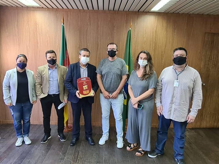 Na Tarde desta quarta-feira(01), representando o Deputado Dr. Thiago Duarte os assessores Gabriel Muller e Marcelo Schames participaram de uma reunião com os Vereadores do município de Morro Redondo Márcio Zanetti, Maico Vega, Letícia Santos e Vivian Rosa na Secretaria Estadual do Trabalho, Emprego e Renda com o Secretário Ex. Ministro Ronaldo Nogueira na pauta assuntos referente a geração de emprego no município com a instalação de uma grande empresa abatedora de frangos. O Secretário Ronaldo Nogueira se colocou à disposição para auxiliar o que for preciso para a instalação da empresa e para a geração de emprego no município, também falou referente aos programas que a secretaria possui para ajudar a capacitar os trabalhadores nos municípios.