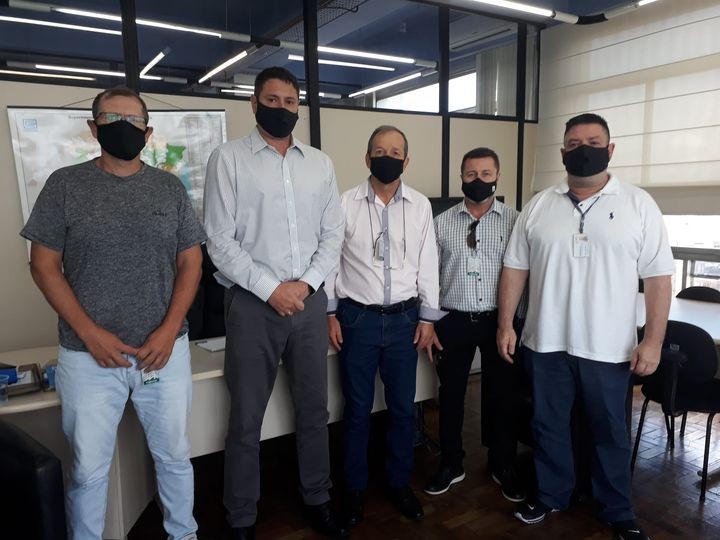 Na manhã desta terça-feira (08/03/2022) representando o Deputado Dr. Thiago Duarte, participamos de reunião juntamente com os amigos do município de Morro Redondo, Prefeito Rui Brizolara, Vereadores Márcio Zanetti (Presidente da Câmara) e Maico Vega, na Diretoria de Operações da CORSAN com o Diretor André Finamor, ótima reunião onde conversamos referente ao convênio (Concessão) com a companhia de saneamento do estado. O Assessor Marcelo Schames colocou o gabinete do Deputado Dr. Thiago Duarte a disposição como sempre!